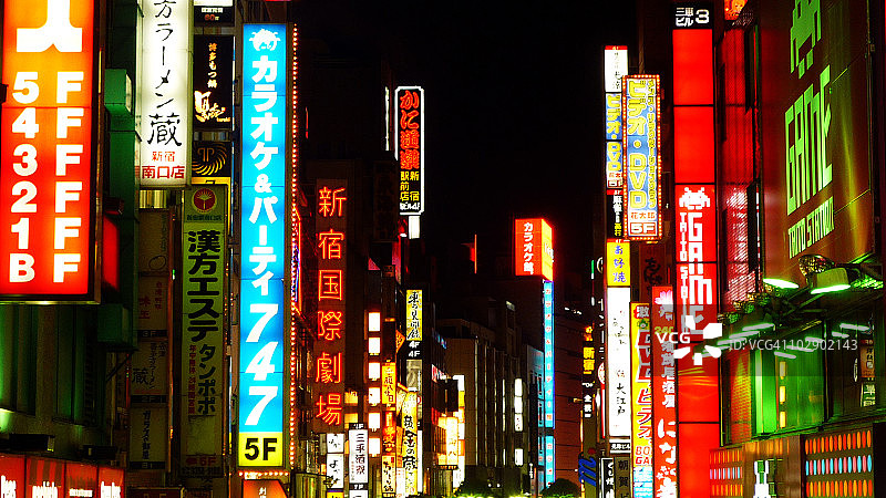夜晚东京新宿的霓虹灯图片素材