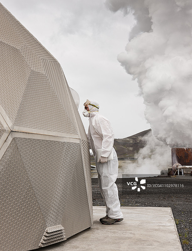 在冰岛使用平板电脑的工人图片素材