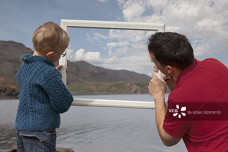 父子拍摄风景图片素材