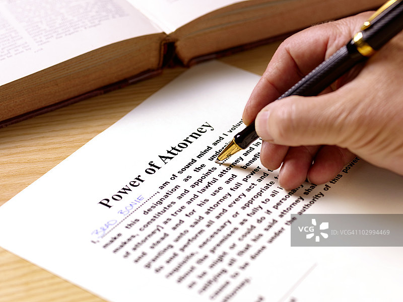 签署授权委托书的老年男人图片素材