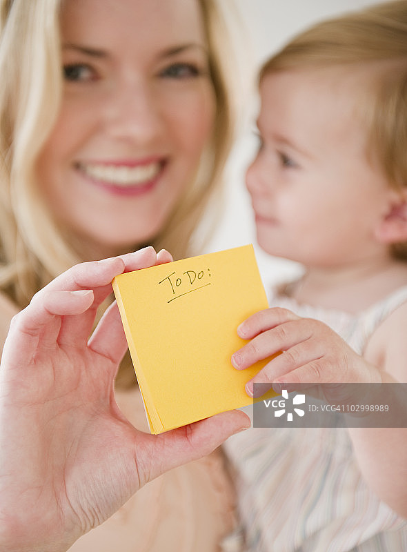母亲和女儿拿着待办事项清单图片素材