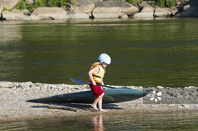 孩子划皮划艇图片素材