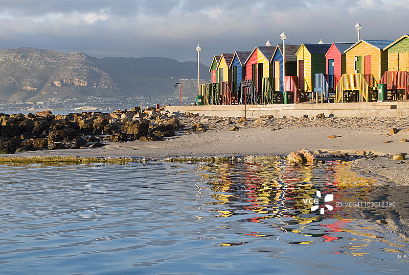 南非西开普省卡尔克湾圣詹姆斯水中倒影的彩色海滩小屋图片素材