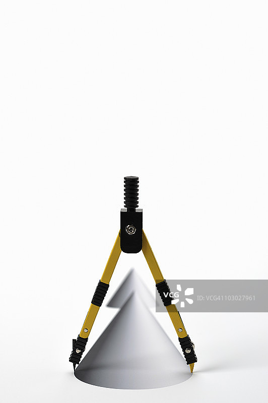 指南针和圆锥图片素材