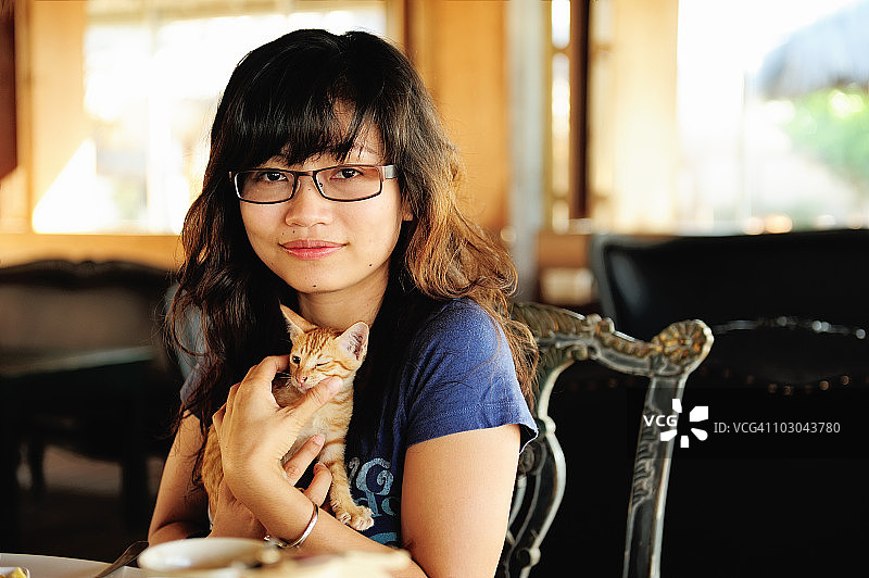 女人抱着橙色小猫图片素材