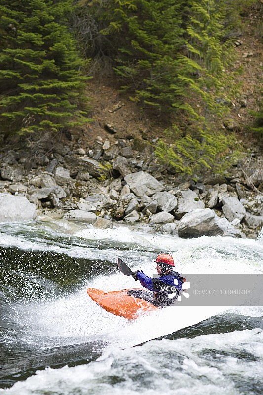 在爱达荷州洛克萨河上划皮划艇的男人图片素材