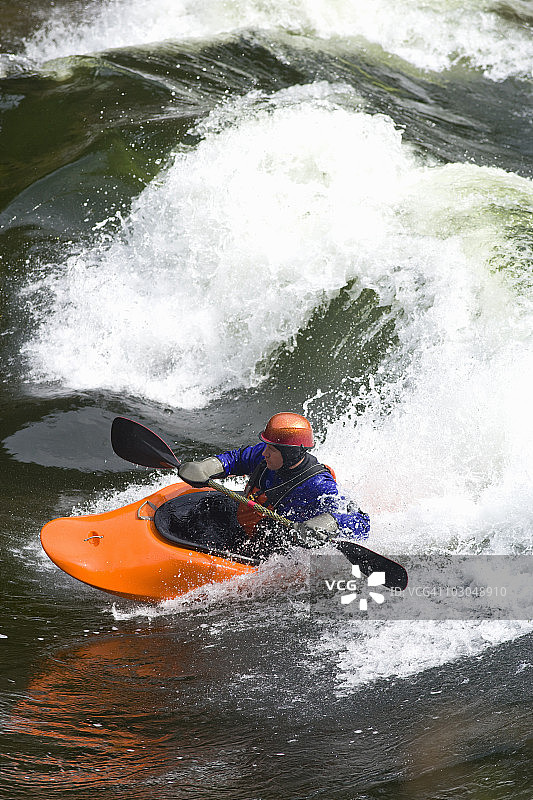 在爱达荷州洛克萨河上划皮划艇的男人图片素材