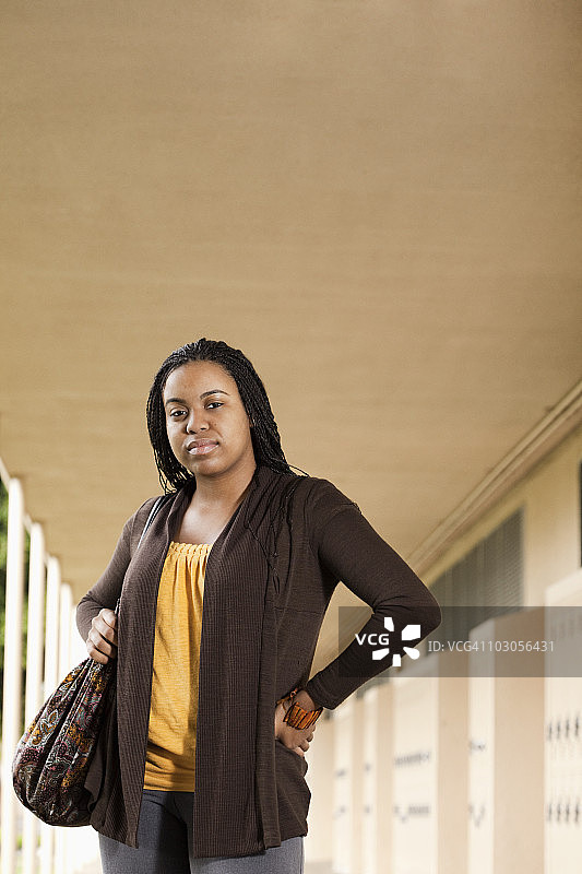 站在学校走廊里的学生图片素材