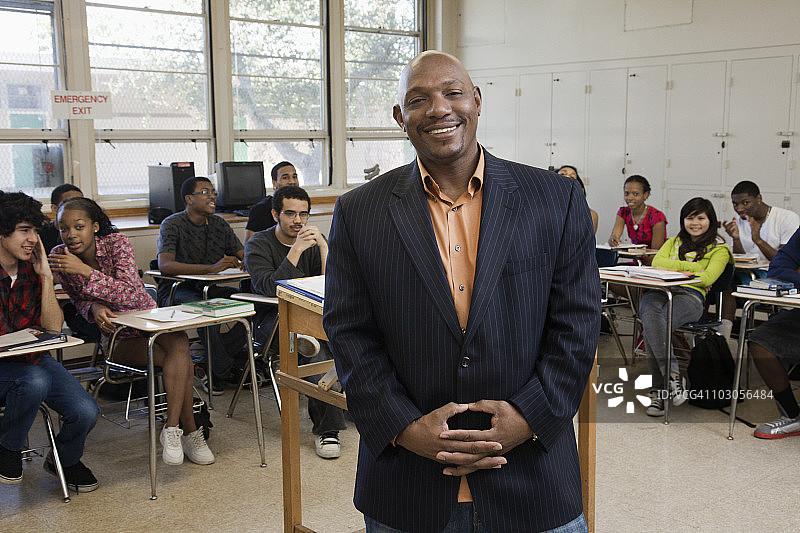 老师和学生在教室里图片素材