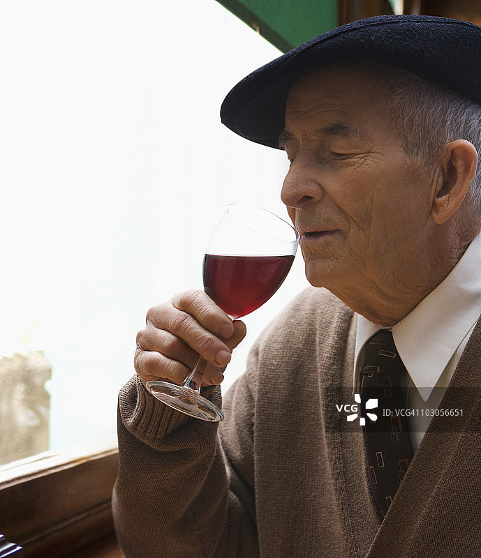 喝红酒的年长的西班牙裔男人图片素材