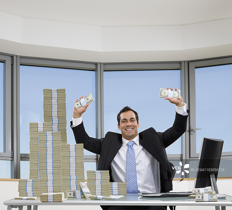 与成堆的钱坐在一起的太平洋岛屿商人图片素材