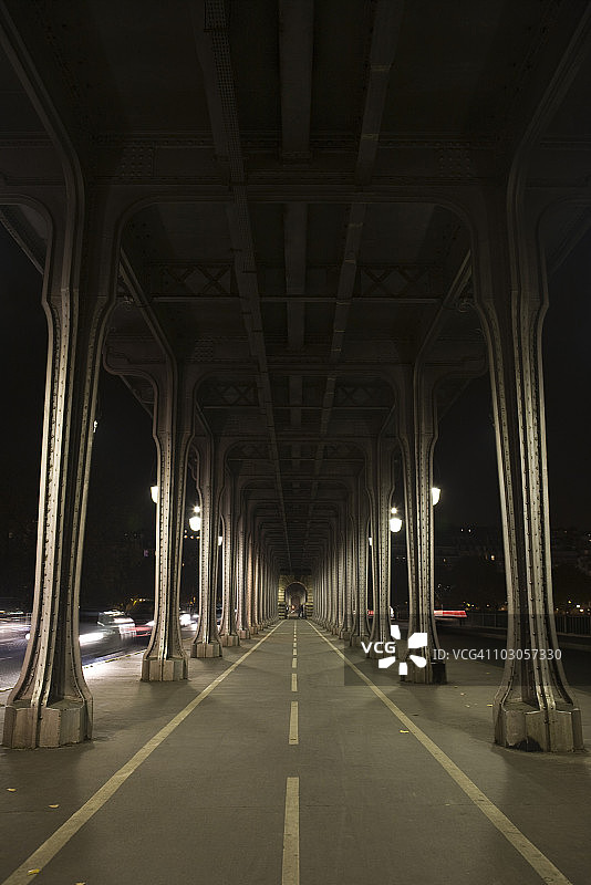 巴黎毕尔哈克姆桥夜景图片素材