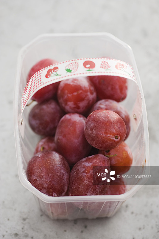 塑料容器中的李子图片素材