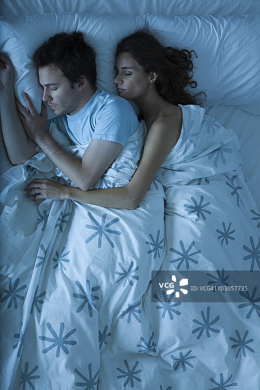 情侣睡觉，女人拥抱男人图片素材