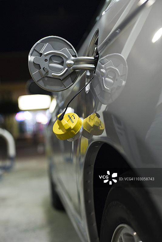 汽车上的打开的油箱图片素材