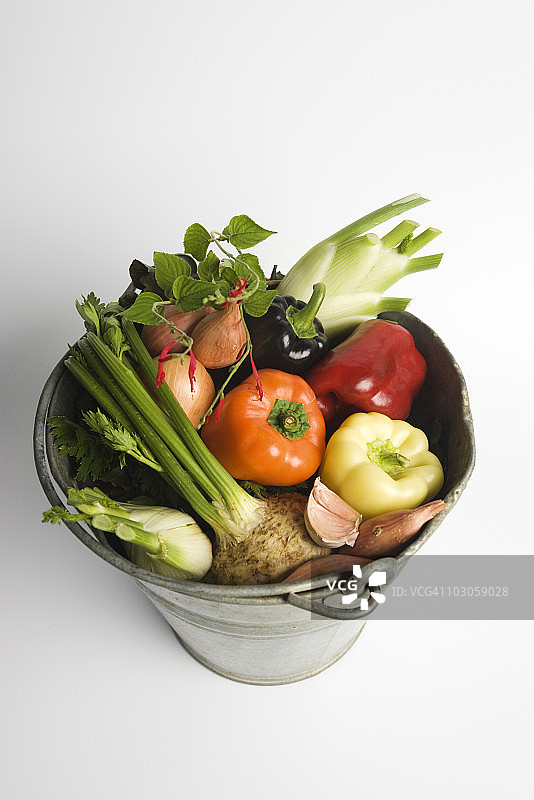 装满各种新鲜蔬菜的水桶图片素材