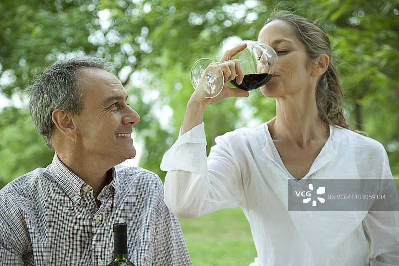 户外举杯品酒的中年夫妇图片素材