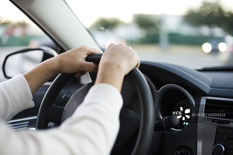 双手握方向盘驾驶汽车图片素材