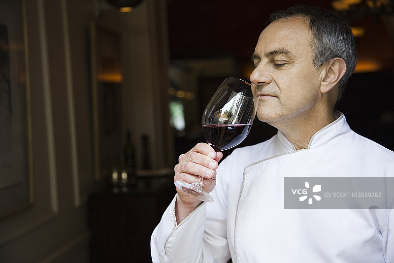 厨师品鉴葡萄酒香气图片素材