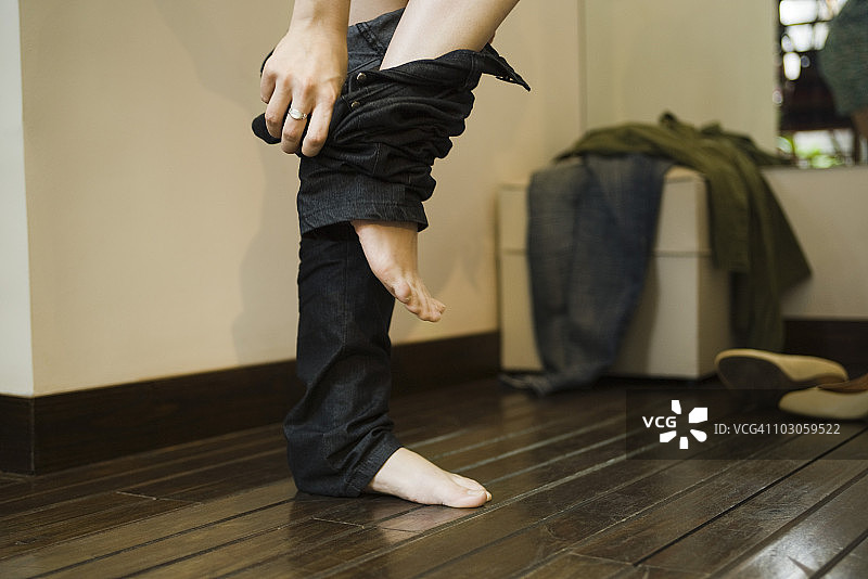 女人在试衣间试穿牛仔裤图片素材