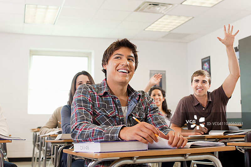 坐在教室里的高中生图片素材
