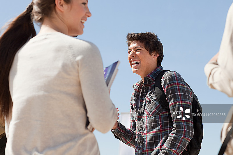 高中生在外面谈笑图片素材