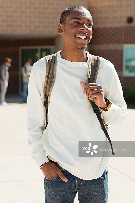 男高中生在教学楼外图片素材