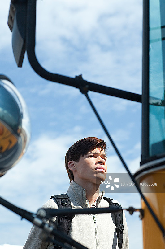 站在校车外的男高中生图片素材