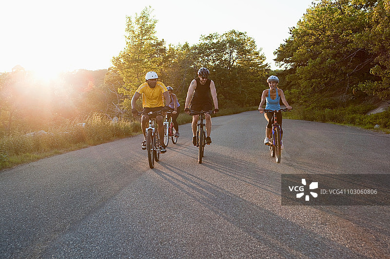 道路上的四名自行车手图片素材