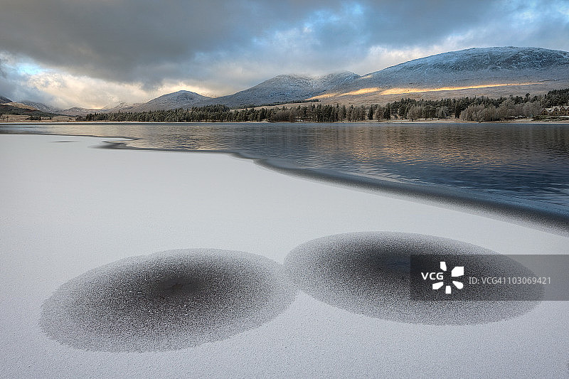 苏格兰图拉湖上的冰圈图片素材