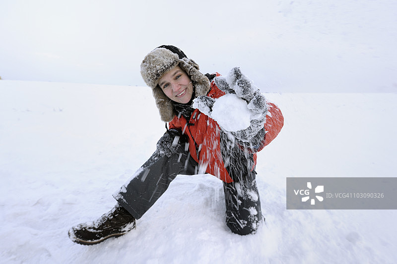 接雪球的女人图片素材