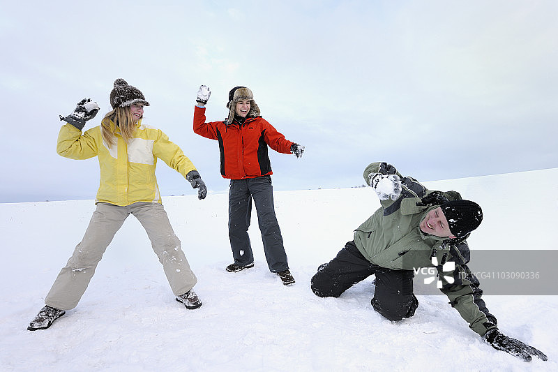 全家打雪仗图片素材