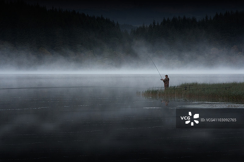 在薄雾中钓鱼图片素材