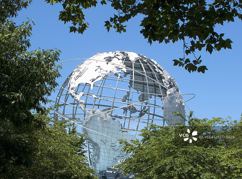 树木繁茂地区的大型地球仪图片素材