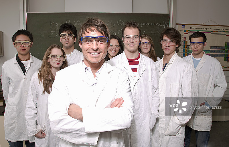 老师和学生们在科学课上图片素材