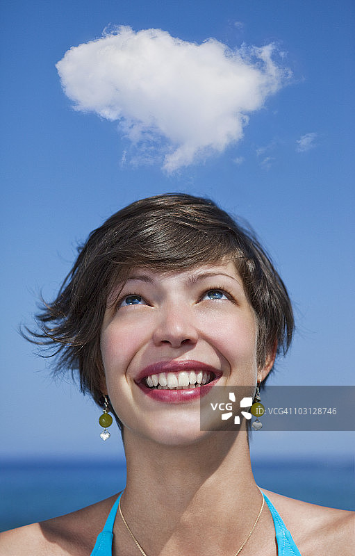 年轻女人在看天空中的云彩图片素材