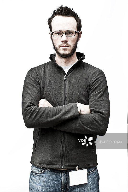 佩戴身份牌的男子，白色背景图片素材