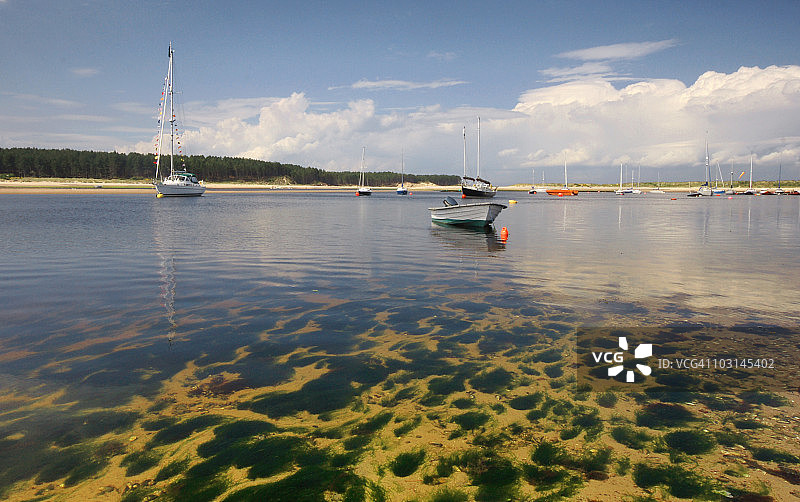 苏格兰芬德霍恩湾浅水泻湖中的船只图片素材
