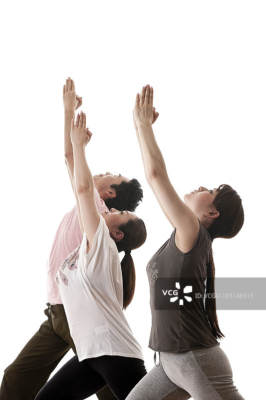 一个男人和两个女人在做瑜伽图片素材