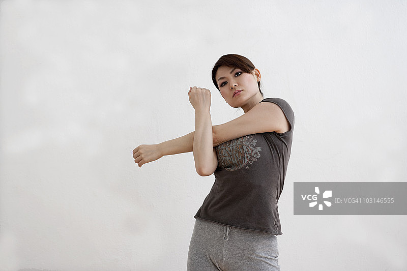 伸展手臂的女人图片素材