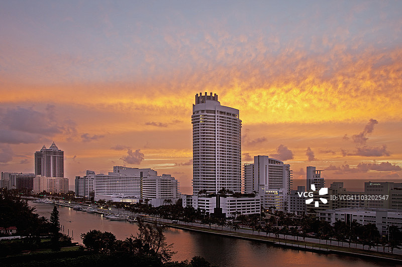 迈阿密海滩建筑群上空的日出图片素材
