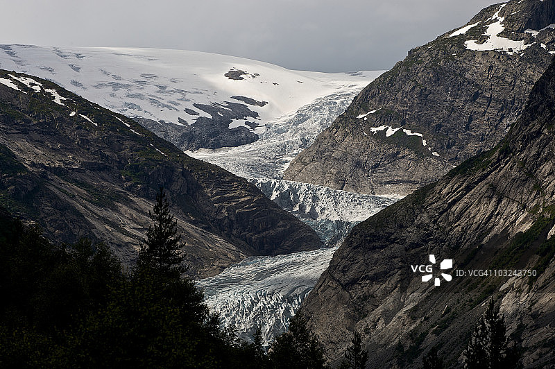 山间的尼加兹布林冰川舌图片素材