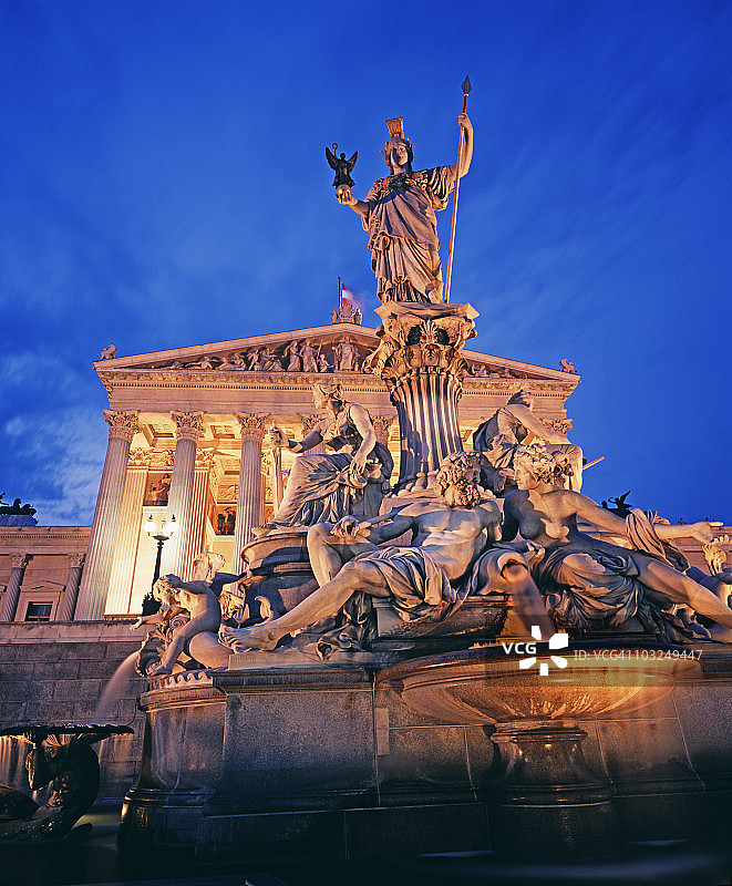 地标建筑仰视角度图片素材