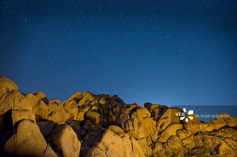 沙漠中的夜空和巨石图片素材