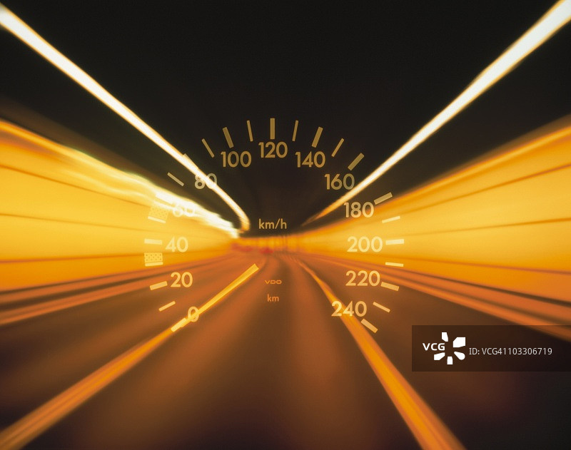夜间隧道上的速度计图片素材