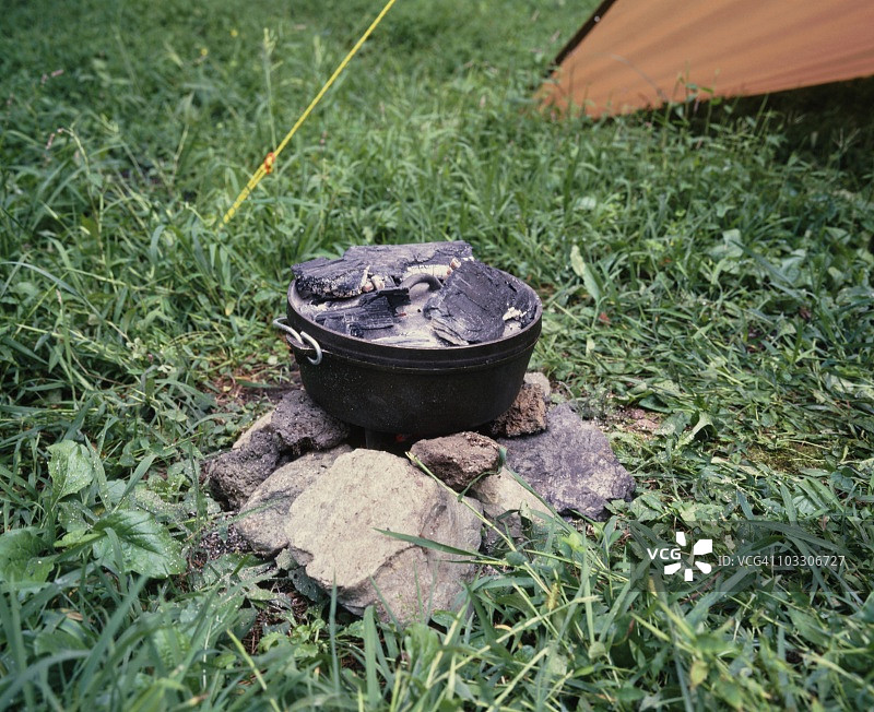 露营地的荷兰烤箱，日本北海道图片素材