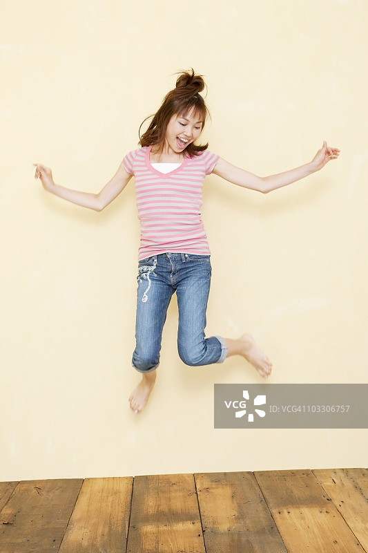 年轻女子喜悦地跳跃图片素材