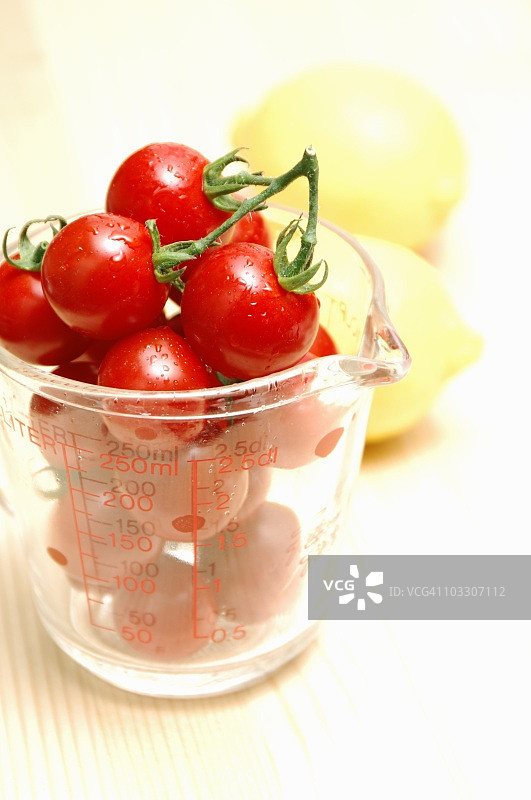 玻璃量杯中的圣女果图片素材