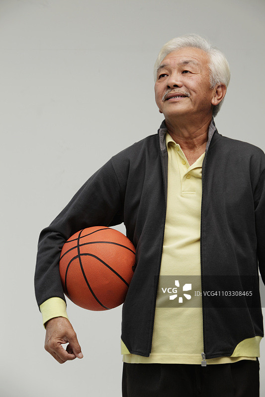 拿着篮球的中年男人图片素材