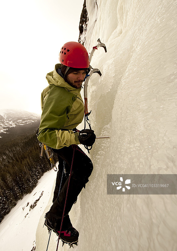 攀冰男子图片素材